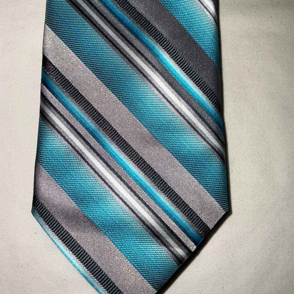 Apt 9 Men’s Darby Stripe Neck Tie. Primary colors are aqua and silver. NWT